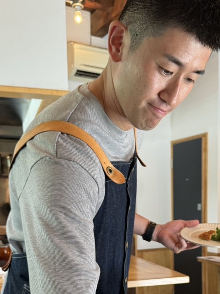 料理の皿を運ぶ浦野さん